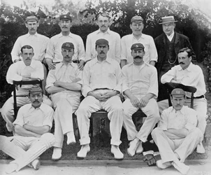 Het Players-team van de Gentlemen v Players-wedstrijd op Lords in 1894, uit Beroemde Cricketspelers en Cricketvelden, gepubliceerd door Hudson en Kearns, 1895